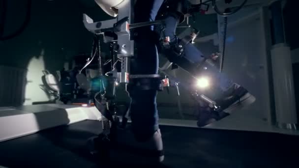 Human legs getting trained in a walking simulator. Medical recovery concept — Stock Video