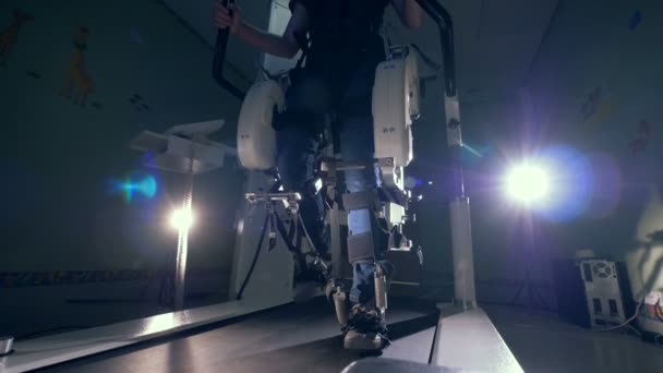 Ung person stärker benen på en track simulator. Rehabilitering, rehab, sanering för personer med fötter. — Stockvideo