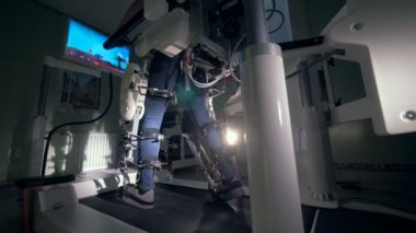 Bacaklar hareket geri yüklemek için kullanılan bir ortopedik kompleksi ile tıbbi tesis