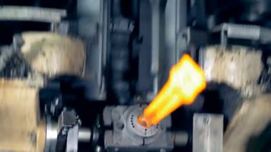 Şişe üretim süreci yakın.