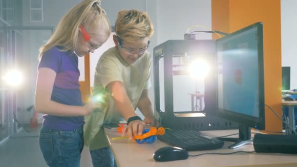 Duas crianças adolescentes estão tentando fazer um dispositivo enquanto estão em um quantório — Vídeo de Stock