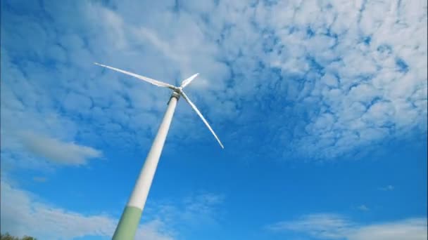 Одна вітрова турбіна обертається під час роботи на відкритому повітрі. Концепція зеленої енергії . — стокове відео