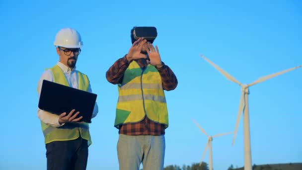 Ingenieure mit 360 vr Brillen in der Nähe von Windmühlen. Innovatives Engineering-Konzept. — Stockvideo