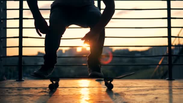 Joven salta en una patineta y falla. Movimiento lento . — Vídeos de Stock