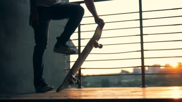 Чоловік починає їздити на своєму скейті, повільний рух . — стокове відео