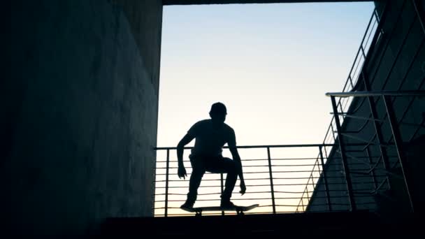 Mężczyzna skacze na deskorolce, robić akrobacje w skateparku., zwolnionym tempie. — Wideo stockowe