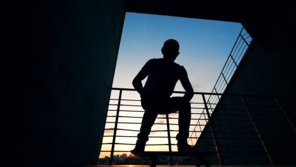 Skater falla. Skater hace trucos y caídas, cámara lenta . — Vídeos de Stock