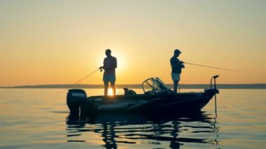 Balıkçılık gün batımı bir arka plan üzerinde millet, yakın çekim.