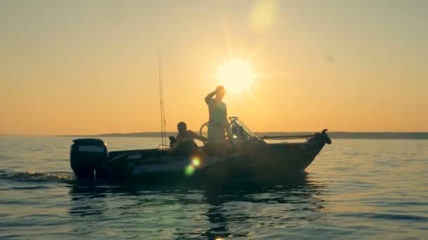 Двое мужчин на рыбацкой лодке, вид сбоку . — стоковое видео