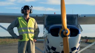 Uçak, uçak, cropduster ve donanımlı bir pilot uçuş için hazır