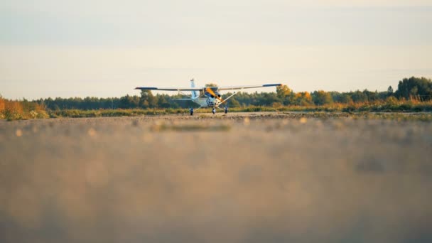 Um biplano, avião, avião, avião está se movendo ao longo de uma pista . — Vídeo de Stock
