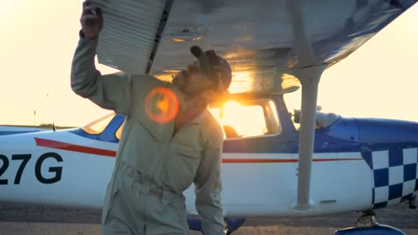 Pilote professionnel inspecte les ailes de l'avion avant le vol — Video