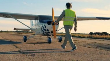 Profesyonel pilot uçağı için geliyor ve benzin düzeyini denetleme