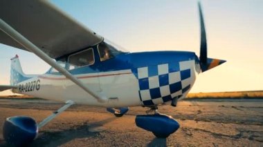 Güneşli kalkış pist hareket yavaşlatan bir cropduster ile