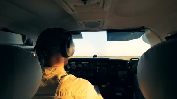 Cockpit of a private plane with an aviator piloting it — Stock Video