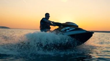 Profesyonel bir süreç onun su motorla denizden yelken.