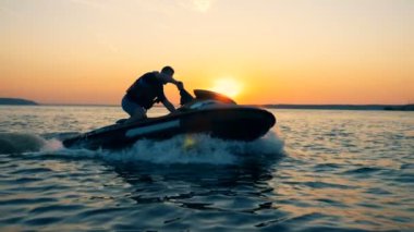 WAVERUNNER profesyonel bir sürücü tarafından yönetilir