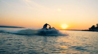 Su scooter binici sıçraması ile dönüyor