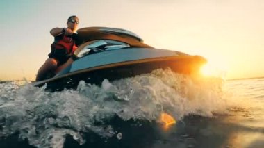 Bir waverunner sularında erkek bir profesyonel tarafından yönlendiriliyor