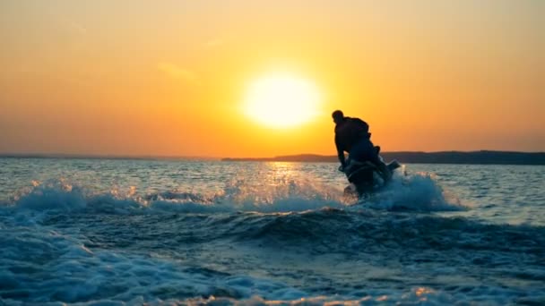 Um homem está navegando através do mar em seu waverunner . — Vídeo de Stock