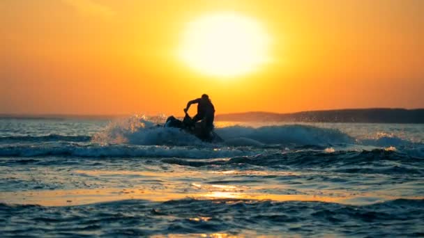 Una persona está cruzando el mar mientras monta un scooter de agua — Vídeo de stock