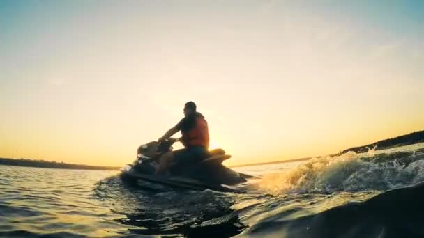 Водна поверхня перетинається водієм на водяному скутері — стокове відео