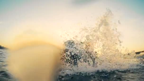 Wasser spritzt, während ein Kellner es überquert — Stockvideo