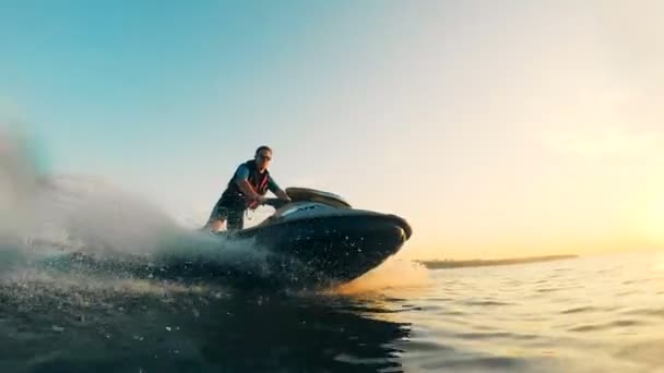 Jet-skiing process of a waterbike with a man managing it — Stock Video