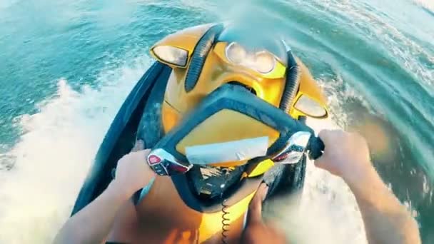 Vista en primera persona del proceso de conducción de una moto acuática a la luz del sol — Vídeos de Stock