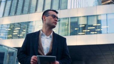 Office gökdelenler ve erkek bir işadamı, şehir merkezinde bir ayakta başarılı Yöneticisi. Kızıl epik ejder 6k vurdu.