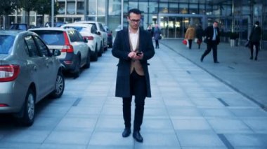 O bir yürüyüş sahip bir smartphone ile bir ofis müdürü ile iş küme. Kızıl epik ejder 6k vurdu.