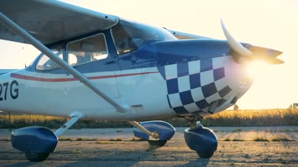 Ein kleines Flugzeug mit rotierendem Propeller. 4k. — Stockvideo