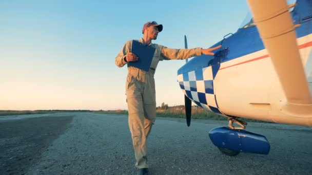 Luchtvaart ingenieur is inspectie van een luchtvaartuig dat vóór de vlucht — Stockvideo