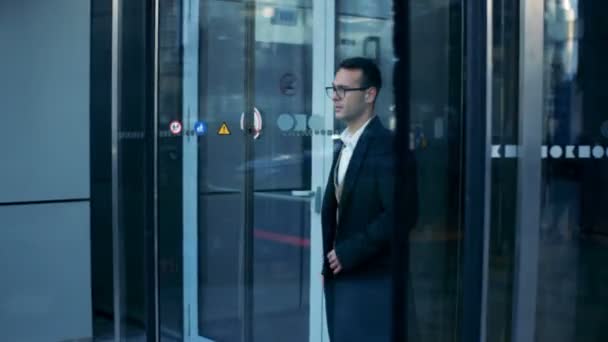 El ejecutivo masculino está saliendo de un centro de negocios. Dragón épico rojo 6K tiro . — Vídeos de Stock