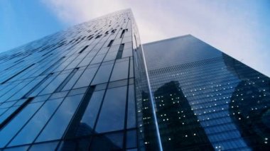 Cityscape çevresi yansıtan yüksek binalar ile. Ateş kırmızı epik sinema kamera.