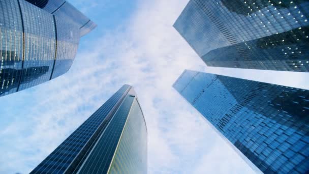 Vista descendente de varios rascacielos sobre el fondo del cielo azul. Rojo épica cámara de cine tiro . — Vídeos de Stock