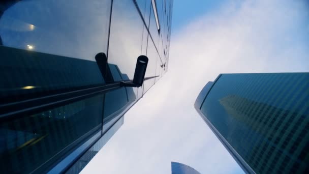 Cámara de seguridad y paredes reflectantes del imponente edificio desde una vista inferior — Vídeos de Stock