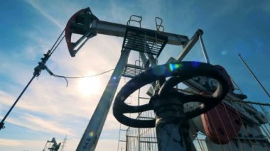 Petrol kulesi bir gökyüzü arka plan üzerinde çalışıyor. Pompalama petrol kuyularında.