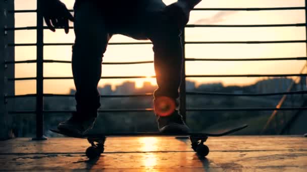 Hoppande person på en solnedgång bakgrund, Slowmotion. — Stockvideo