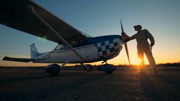 Person cleaning light private airplane propeller. — Stock Video