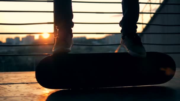 Skateboarder haciendo acrobacias, cámara lenta . — Vídeos de Stock