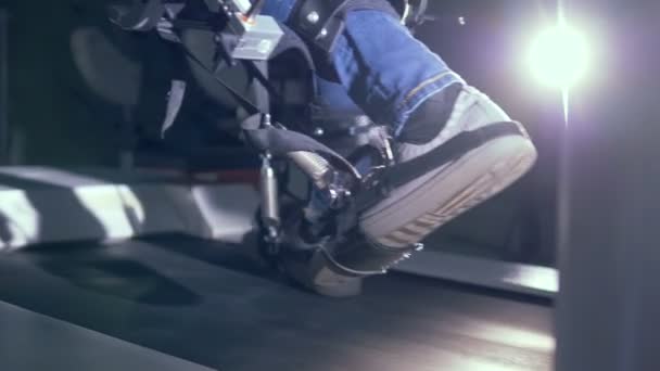 Dispositivo de simulación a pie utilizado durante el entrenamiento de recuperación — Vídeo de stock