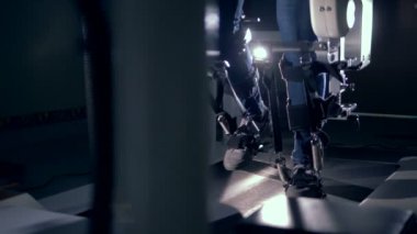 Erkek bacaklar bir simülasyon makine yardımı ile yürüyor