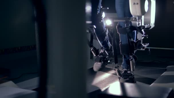 Las piernas masculinas están caminando con la ayuda de una máquina de simulación — Vídeo de stock
