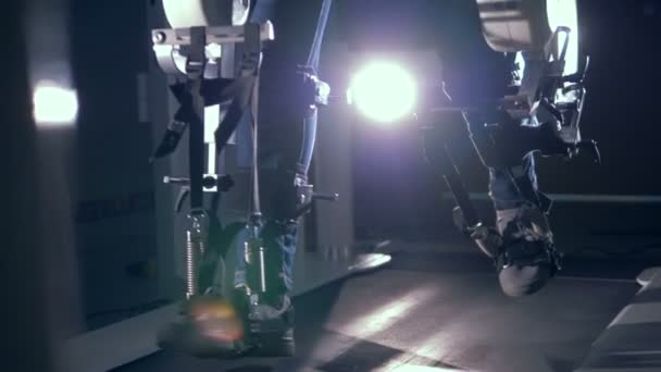 Gleissimulator hilft, die körperliche Aktivität der menschlichen Beine wiederherzustellen — Stockvideo