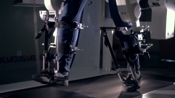 Ноги пациентов медленно двигаются вдоль устройства моделирования подвижности — стоковое видео