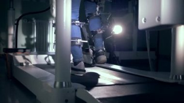 Bir hastanın alt vücut yürüme simülasyon makinede eğitimli