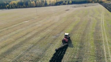 Tarım arazileri tractorplowing toprak havadan görünümü.