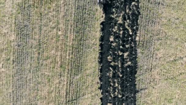 Chariots tracteurs sol noir .