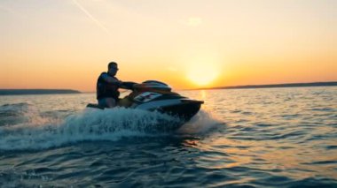 Onun waverunner adam. 4k